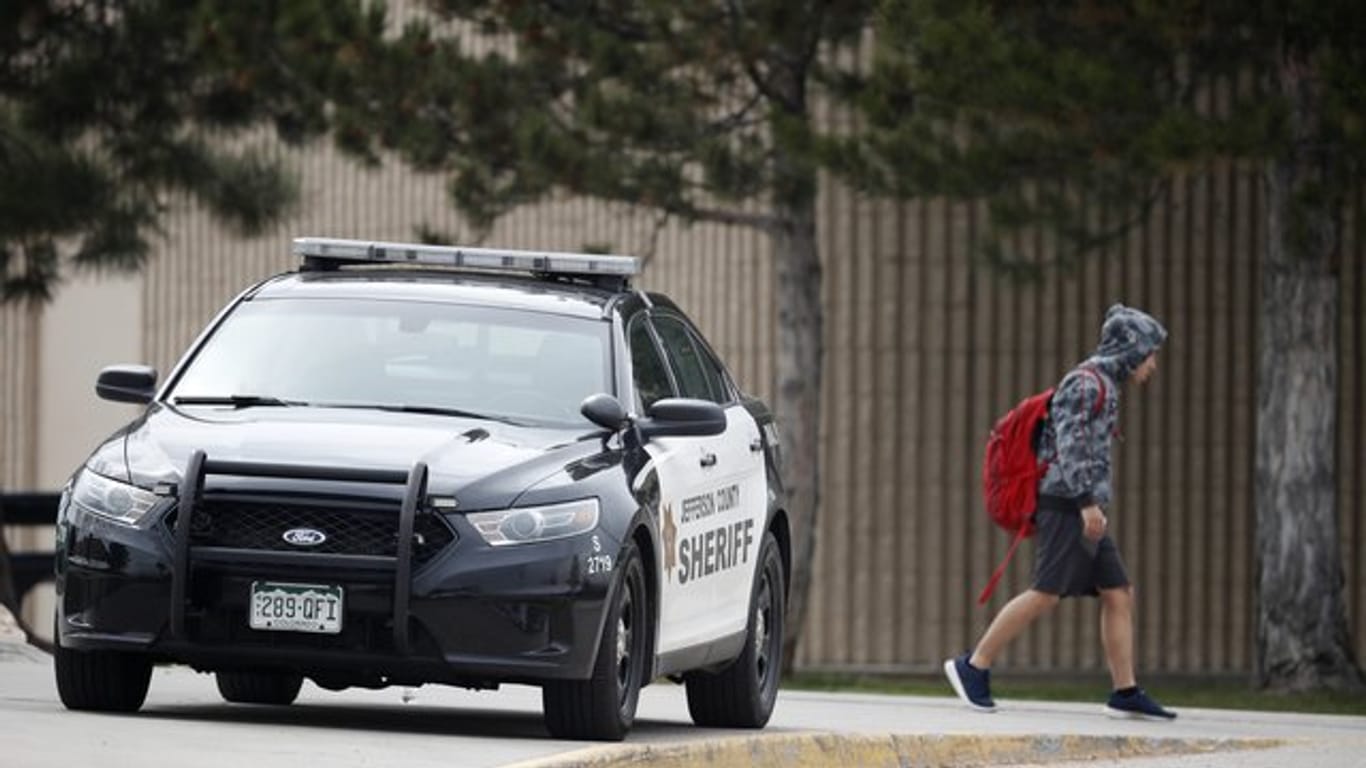 Die Columbine Highschool, vor 20 Jahren Schauplatz eines Amoklaufes, wurde vorsorglich abgeriegelt.