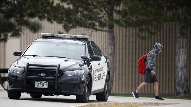 Die Columbine Highschool, vor 20 Jahren Schauplatz eines Amoklaufes, wurde vorsorglich abgeriegelt. Die Columbine Highschool, vor 20 Jahren Schauplatz eines Amoklaufes, wurde vorsorglich abgeriegelt.