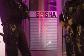 Beamte von Polizei und Zoll kontrollieren eine Shisha-Bar auf dem Berliner Kurfürstendamm: Viele weitere Aktionen sind geplant.