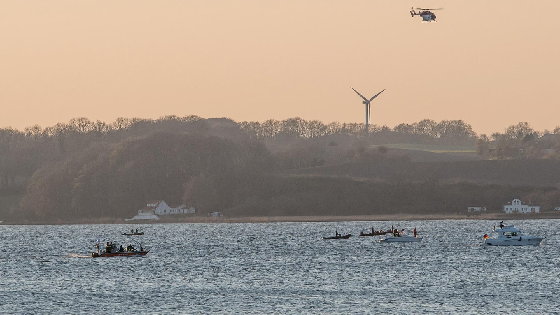 Hubschrauber und Boote bei Sucharbeiten nach Unglück auf der Förde bei Glücksburg Hubschrauber und Boote bei Sucharbeiten nach Unglück auf der Förde bei Glücksburg