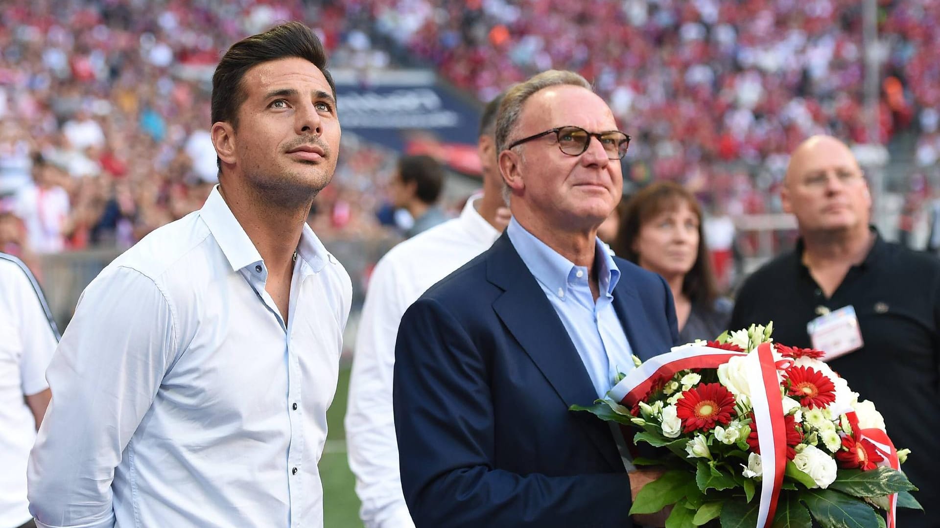 Claudio Pizarro mit Karl-Heinz Rummenigge 2015: Der Bayern-Boss bietet dem Werder-Stürmer einen Job in München an.