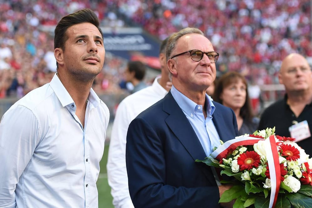Claudio Pizarro mit Karl-Heinz Rummenigge 2015: Der Bayern-Boss bietet dem Werder-Stürmer einen Job in München an.