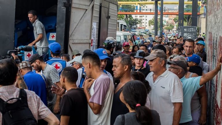Das Rote Kreuz hat erste Hilfsgüter in Venezuela verteilten dürfen.