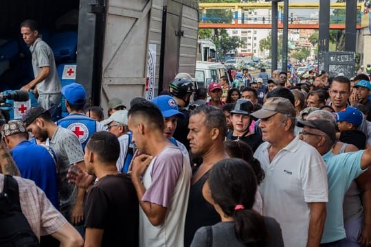 Das Rote Kreuz hat erste Hilfsgüter in Venezuela verteilten dürfen.