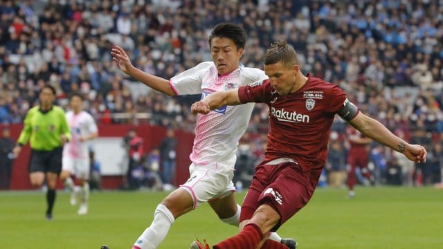 Legte das Kapitänsamt bei Vissel Kobe nieder: Lukas Podolski (r).