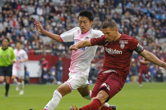 Legte das Kapitänsamt bei Vissel Kobe nieder: Lukas Podolski (r).