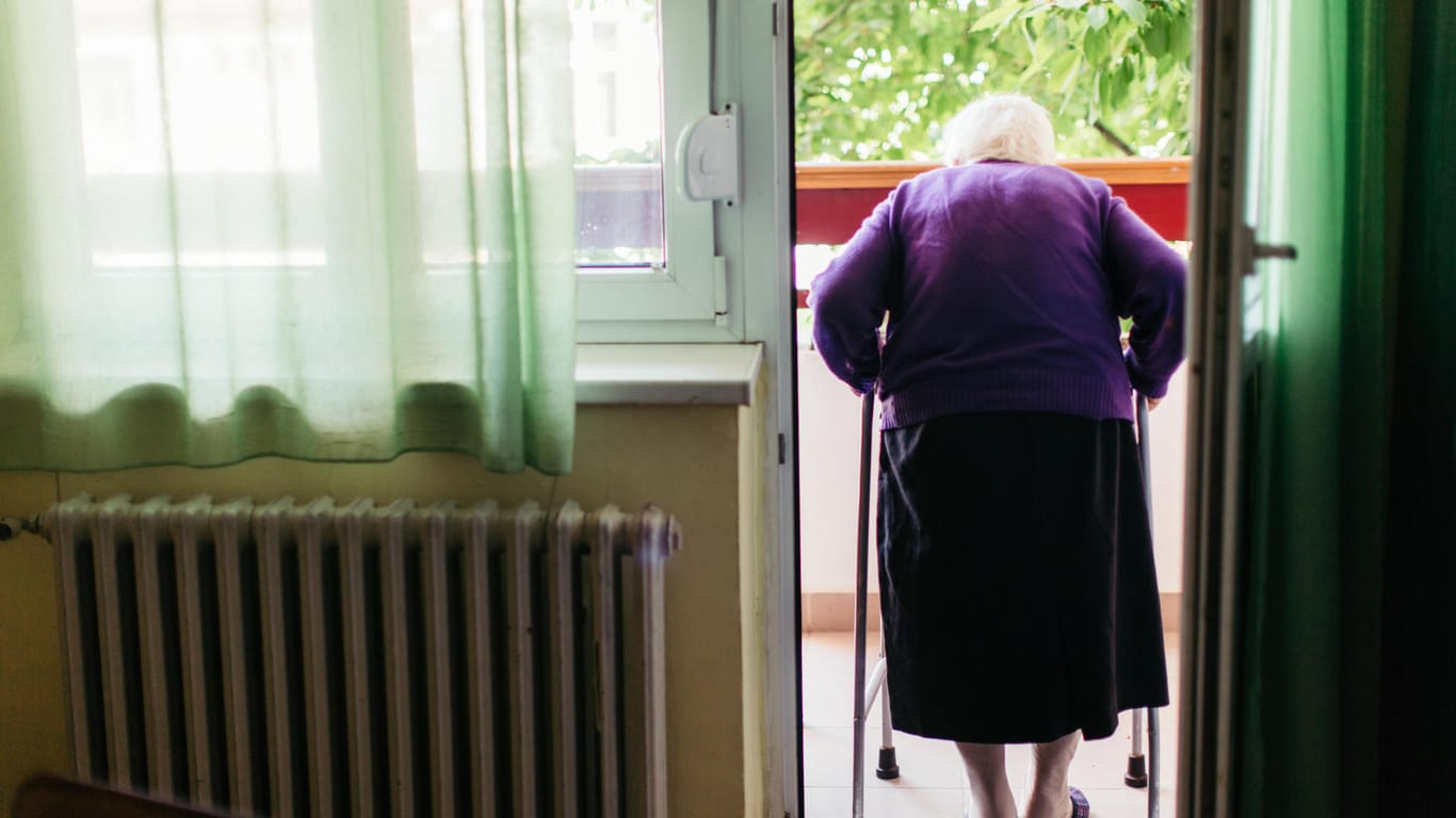 Seniorin in ihrer Wohnung: Bei einer Eigenbedarfskündigung können sich Mieter unter Verweis auf einen Härtefall wehren.