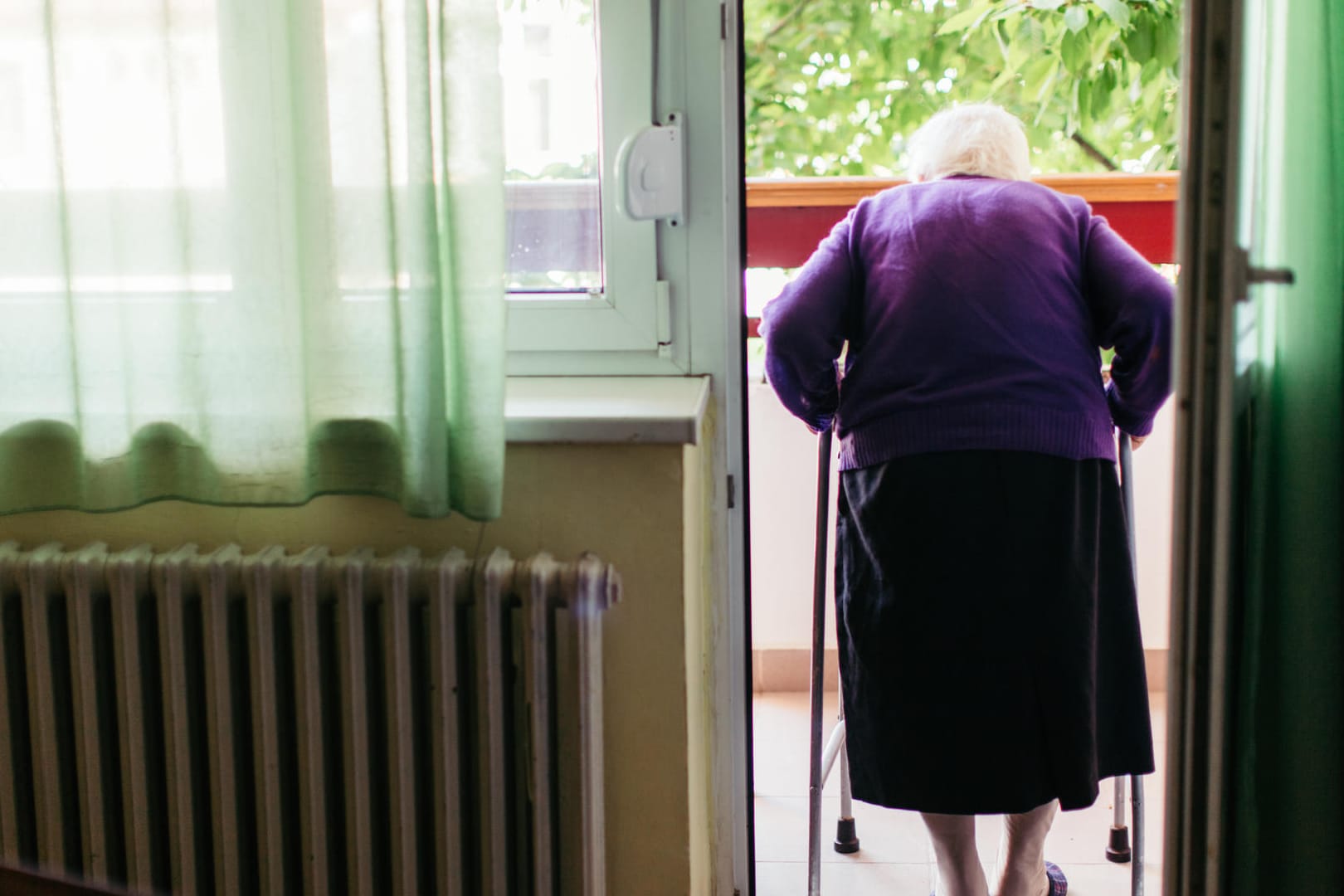 Seniorin in ihrer Wohnung: Bei einer Eigenbedarfskündigung können sich Mieter unter Verweis auf einen Härtefall wehren.