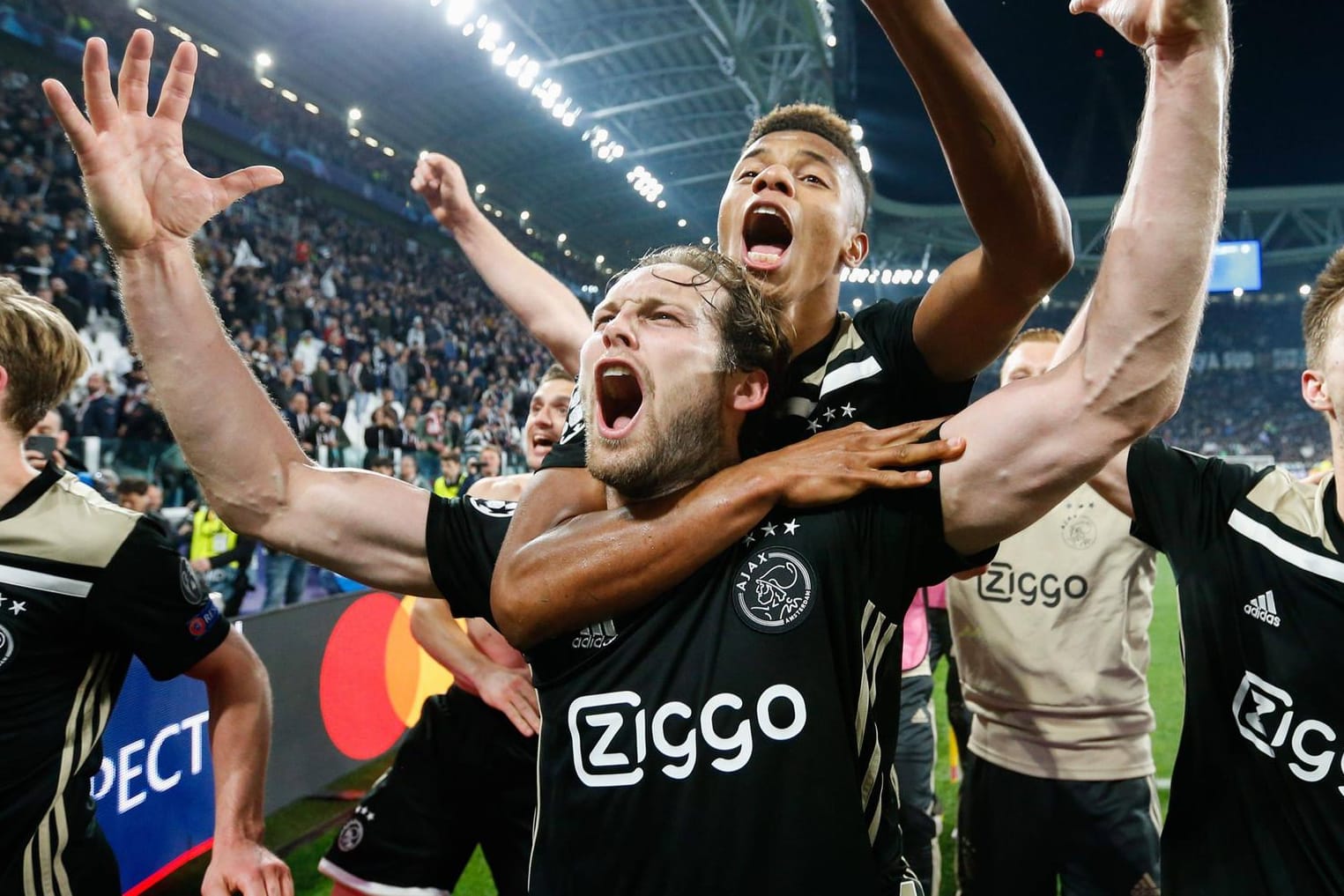 Sensation geschafft: Die Ajax-Stars Daley Blind (vorne) und David Neres jubeln vor der Fankurve.