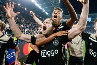 Sensation geschafft: Die Ajax-Stars Daley Blind (vorne) und David Neres jubeln vor der Fankurve.