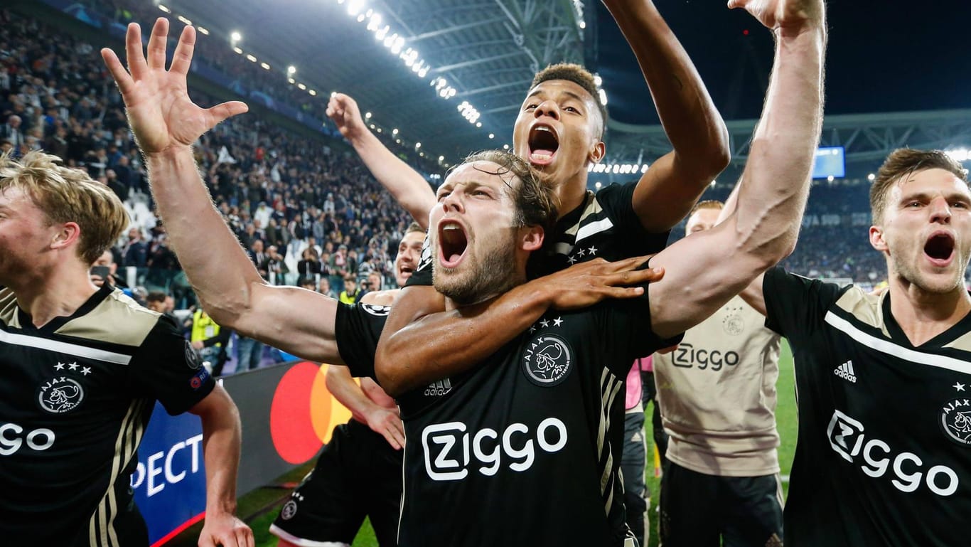 Sensation geschafft: Die Ajax-Stars Daley Blind (vorne) und David Neres jubeln vor der Fankurve.