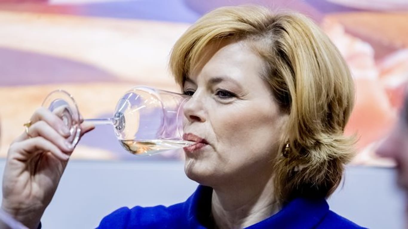 Julia Klöckner freut sich auf ein Glas Wein - bewusst genossen.