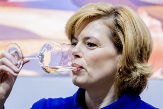 Julia Klöckner freut sich auf ein Glas Wein - bewusst genossen.