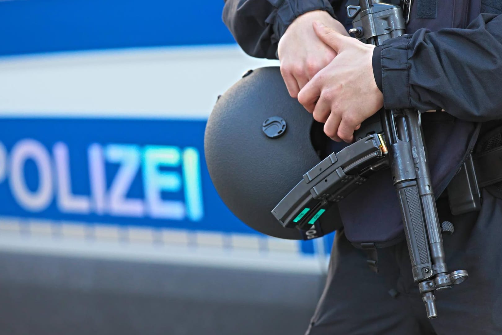 Ein Polizist mit Maschinenpistole: Laut Informationen der Polizei soll der Mann in Deutschland neue Mitglieder für die Terrormiliz geworben haben.