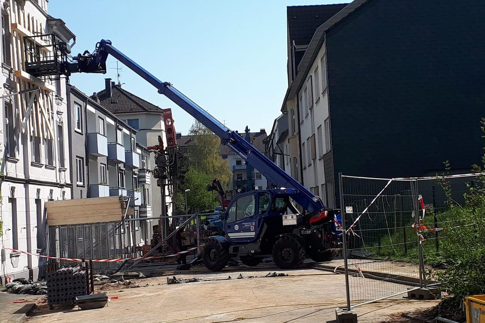 Das THW sichert ein Haus in der Beyeröhde.