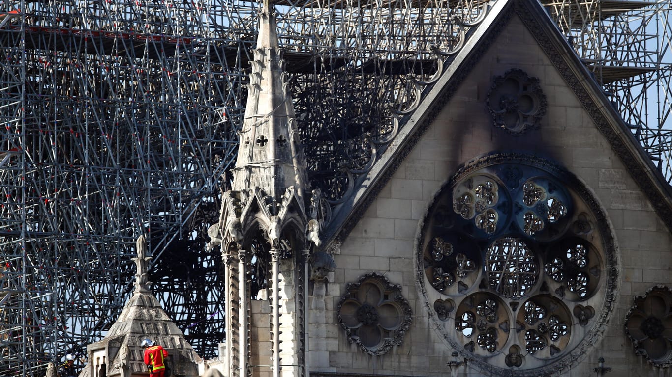 Spuren des Feuers auf der Notre Dame: Der französische President Emmanuel Macron teilte mit, das Note Dame innerhalb von fünf Jahren wiederaufbauen zu wollen.
