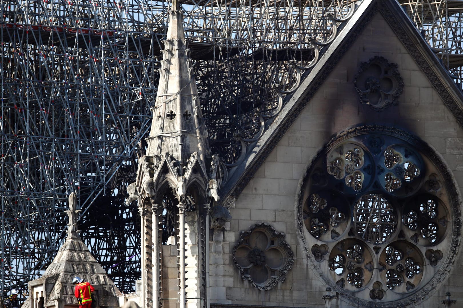 Spuren des Feuers auf der Notre Dame: Der französische President Emmanuel Macron teilte mit, das Note Dame innerhalb von fünf Jahren wiederaufbauen zu wollen.