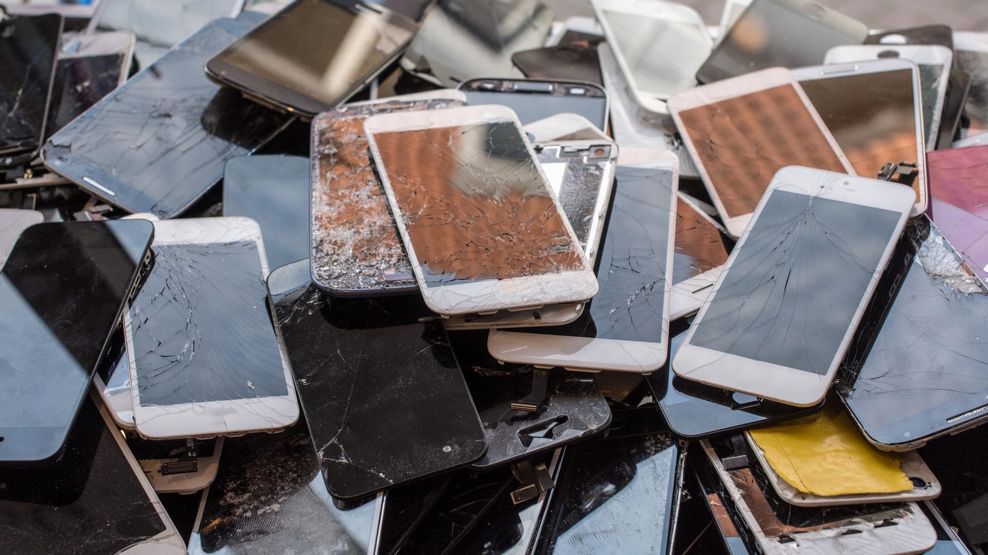 Kaputte Smartphones (Symbolbild): Wer gebrauchte Smartphones nutzt, schont die Umwelt.