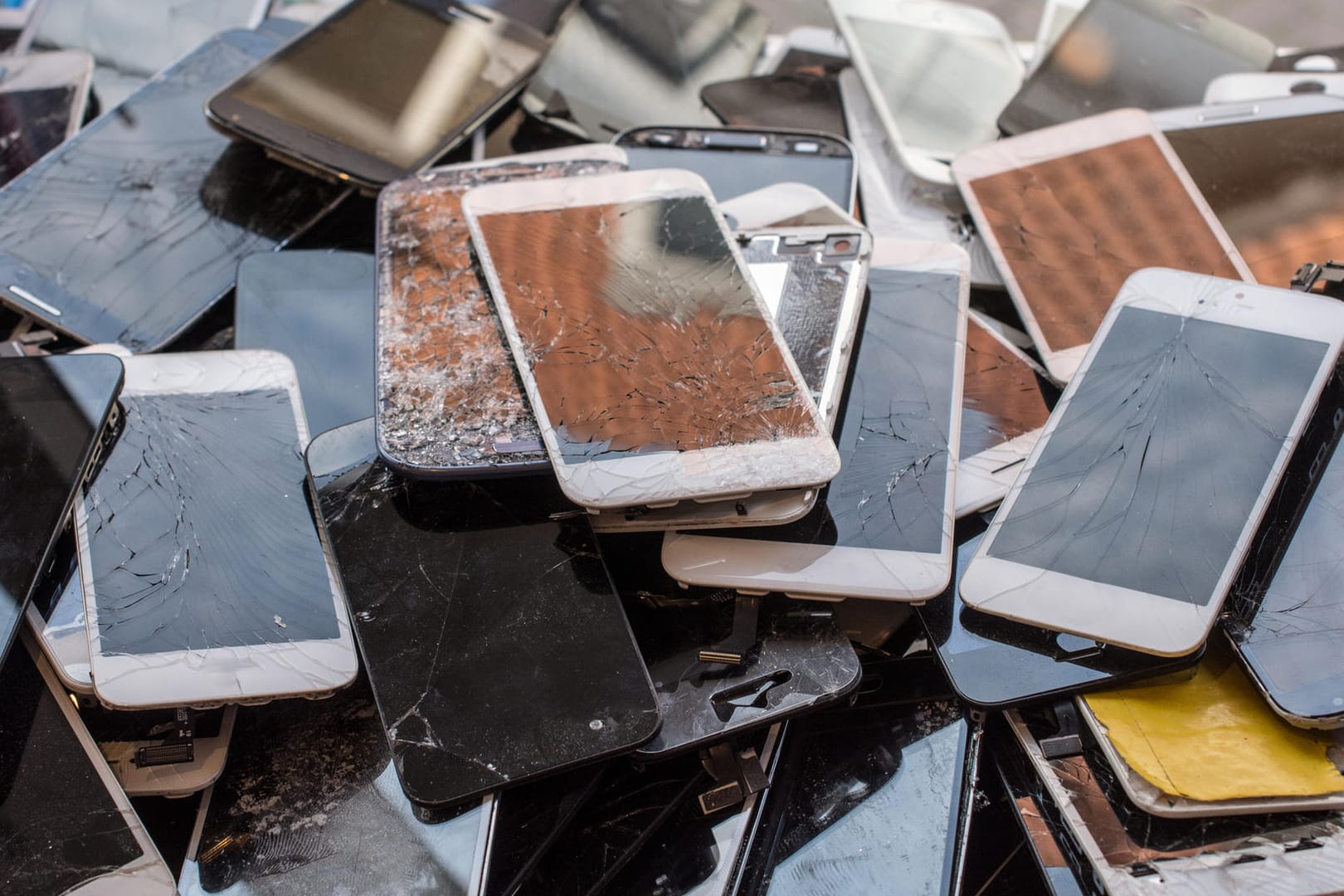 Kaputte Smartphones (Symbolbild): Wer gebrauchte Smartphones nutzt, schont die Umwelt.