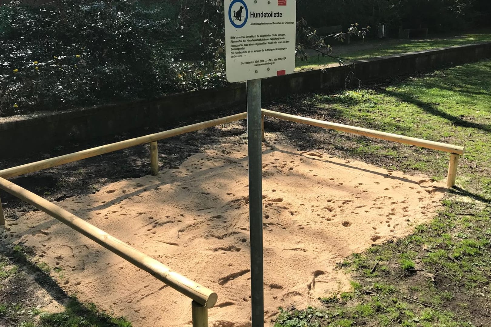 Hundeklo: Es befindet sich im Rosenaupark in Nürnberg.