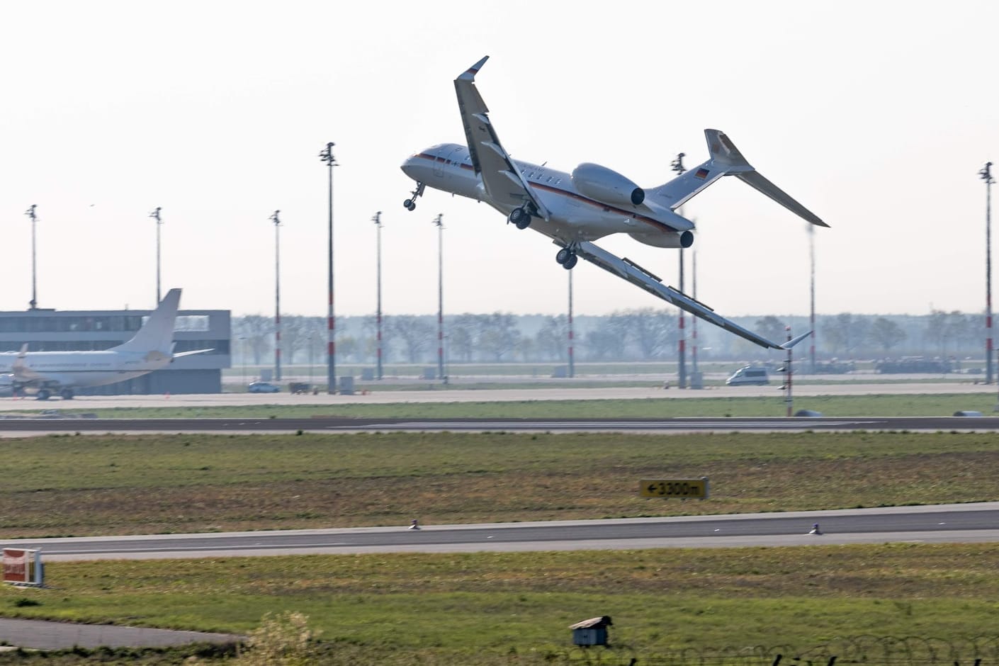 Harte Landung auf dem Flughafen Schönefeld bei Berlin: Das Können der Piloten eines Jets der Flugbereitschaft der Bundeswehr hat wohl Schlimmeres verhindert. Ein Flight Spotter hat die dramatische Notlandung mit seiner Kamera verfolgt.