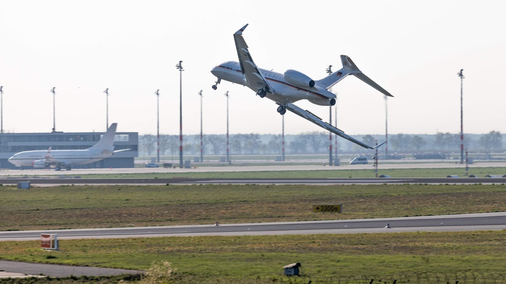 Harte Landung auf dem Flughafen Schönefeld bei Berlin: Das Können der Piloten eines Jets der Flugbereitschaft der Bundeswehr hat wohl Schlimmeres verhindert. Ein Flight Spotter hat die dramatische Notlandung mit seiner Kamera verfolgt.