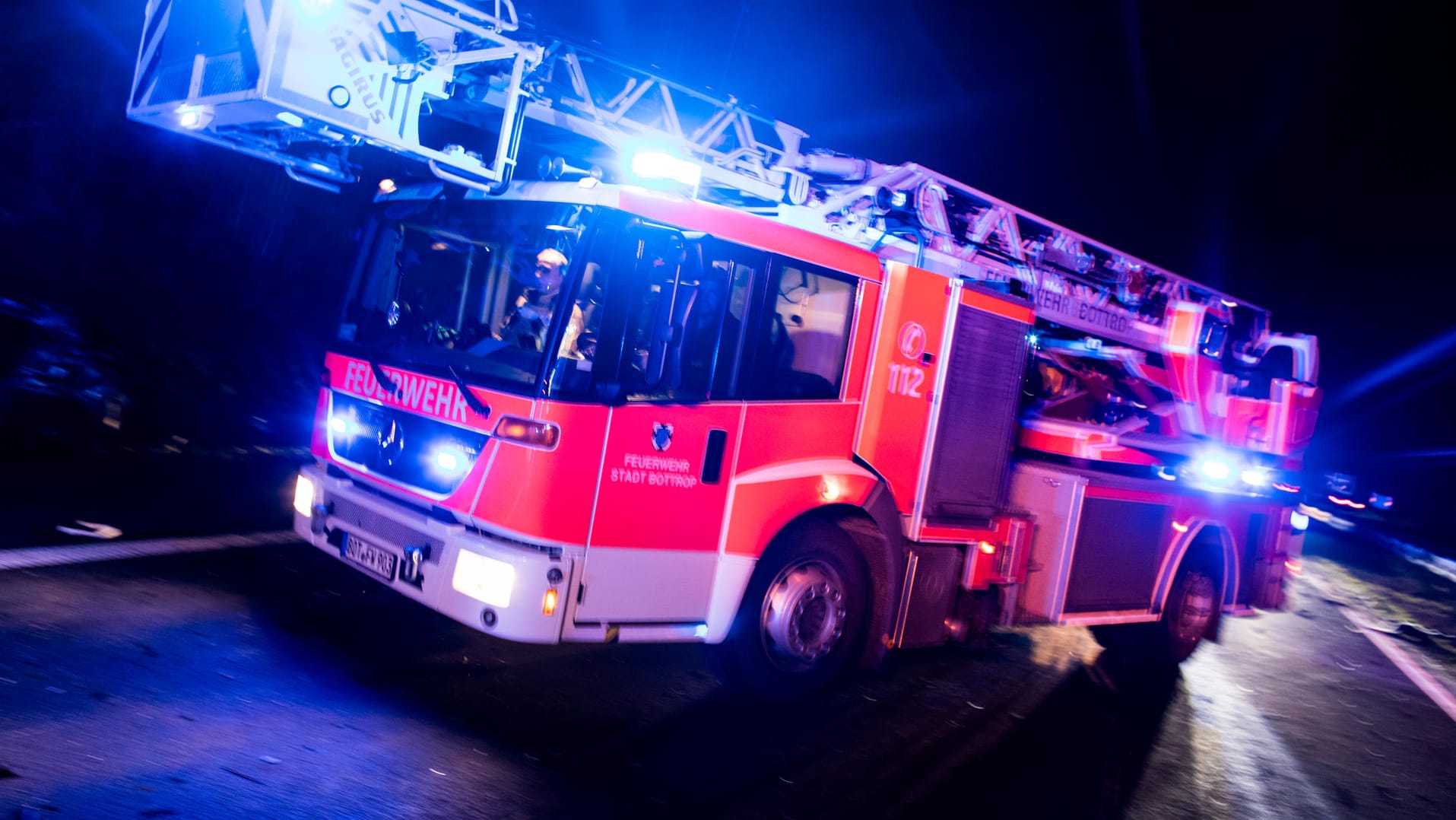 Drehleiterwagen der Feuerwehr mit Blaulicht: In Essen-Steele brannte es in einem Haus. Drehleiterwagen der Feuerwehr mit Blaulicht: In Essen-Steele brannte es in einem Haus.