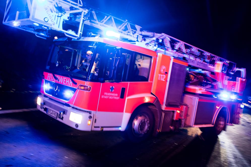 Drehleiterwagen der Feuerwehr mit Blaulicht: In Essen-Steele brannte es in einem Haus.
