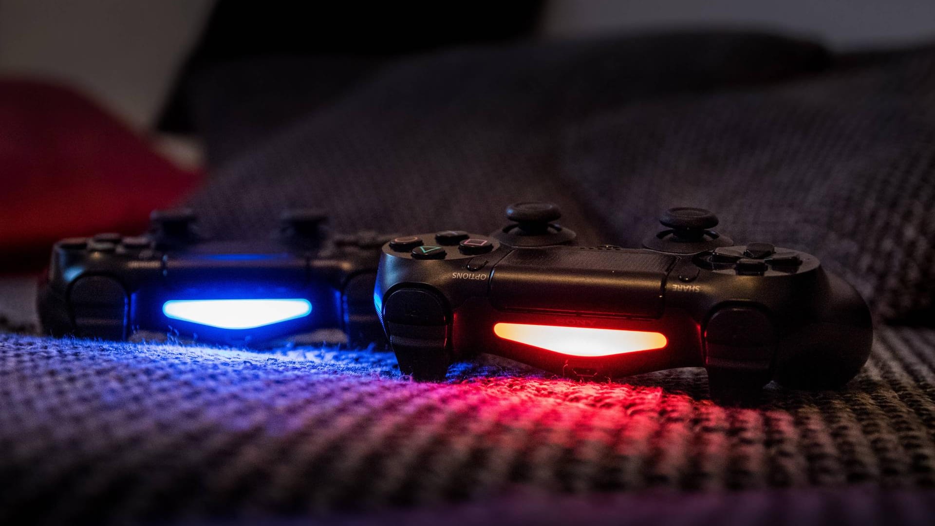 Zwei Playstation-4-Controller (Symbolbild): Das Tech-Magazin "Wired" nennt neue Details zur nächsten Sony-Konsole.