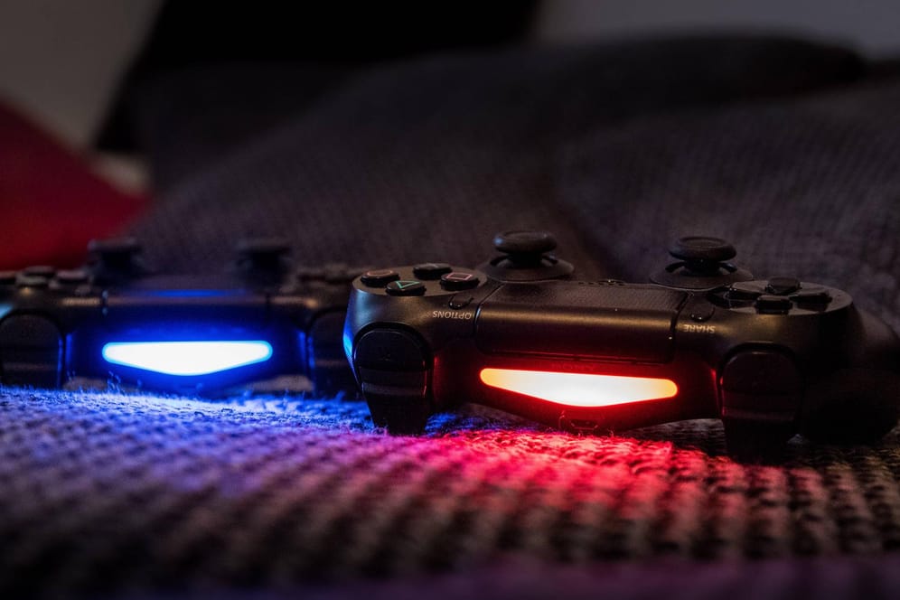 Zwei Playstation-4-Controller (Symbolbild): Das Tech-Magazin "Wired" nennt neue Details zur nächsten Sony-Konsole.