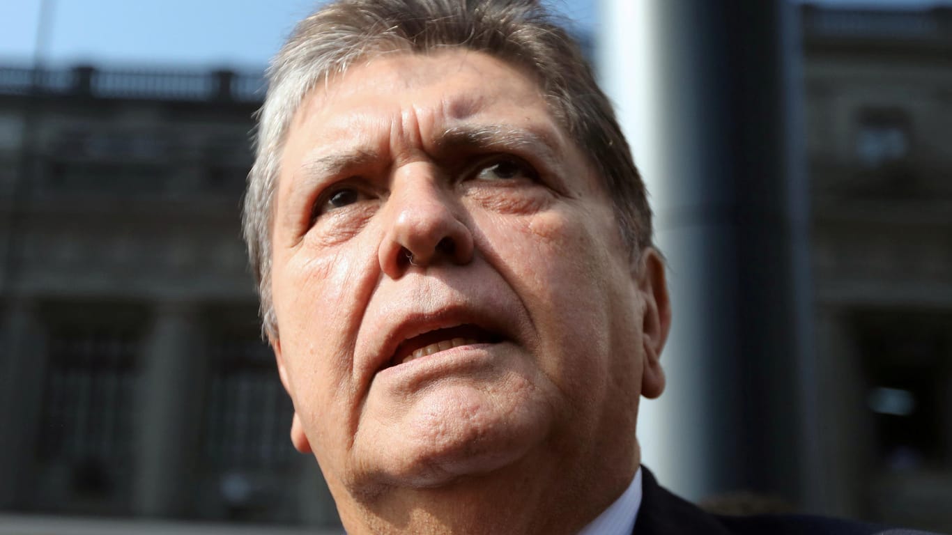 Alan Garcia: Der peruanische Ex-Präsident wird im Krankenhaus notoperiert. Er hat sich bei seiner Festnahme in den Kopf geschossen.