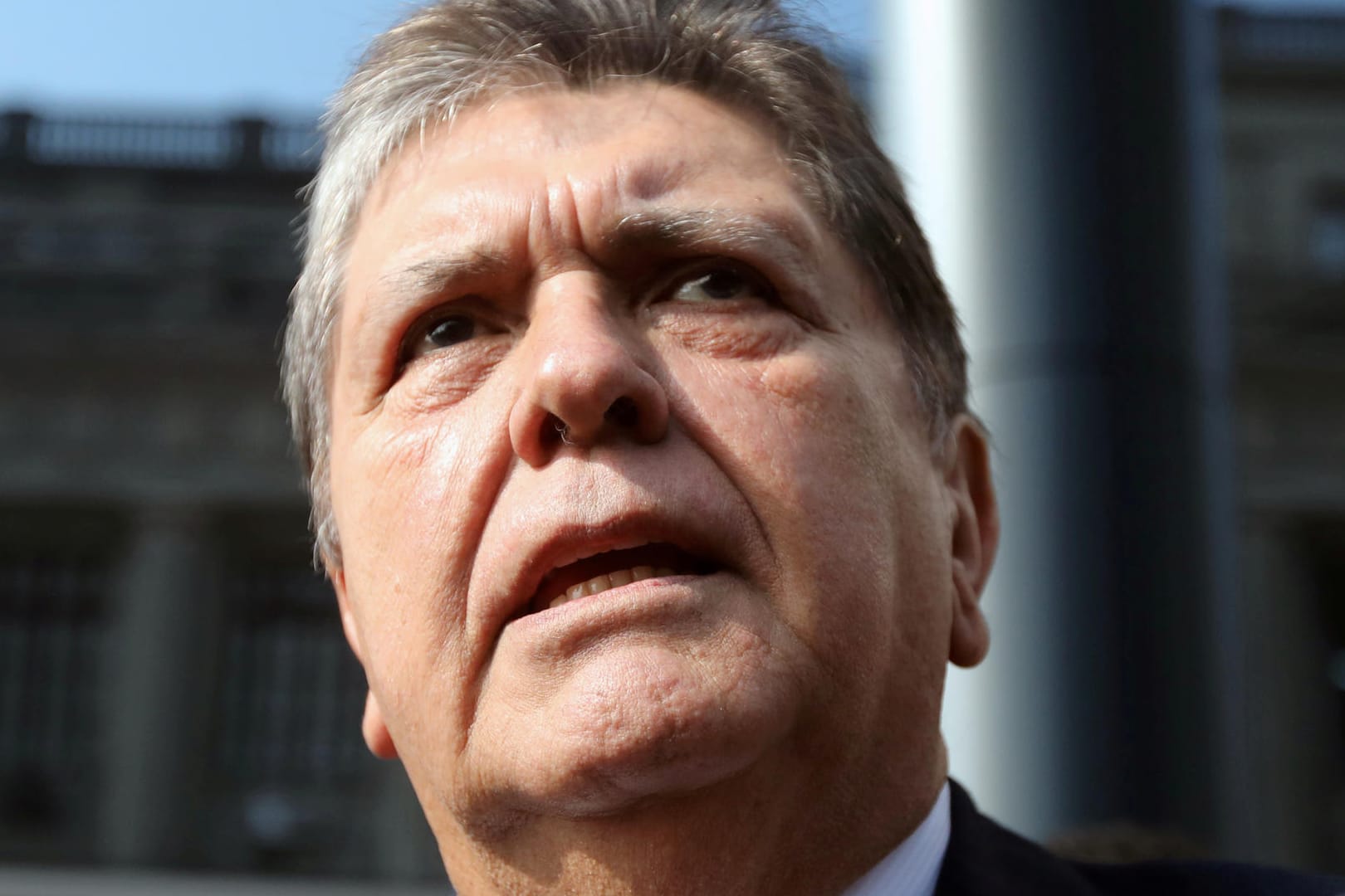 Alan Garcia: Der peruanische Ex-Präsident wird im Krankenhaus notoperiert. Er hat sich bei seiner Festnahme in den Kopf geschossen.