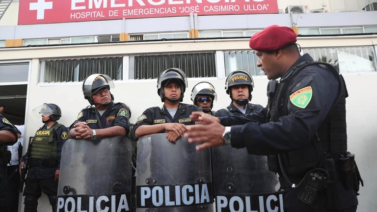 Peru, Lima: Peruanische Polizisten bewachen das Notfallkrankenhaus Casimiro Ulloa, wo der ehemalige peruanische Präsident Alan Garcia behandelt wird.