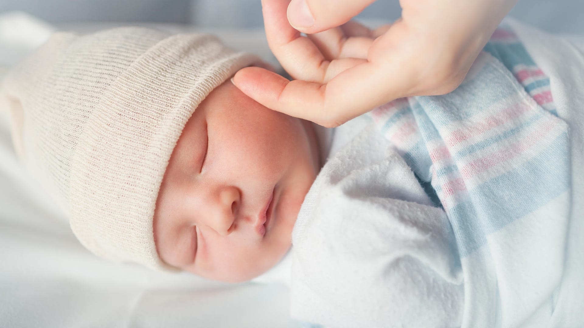 Schlafendes Baby: Wer seinen Nachwuchs schlafen legt, sollte einiges beachten.