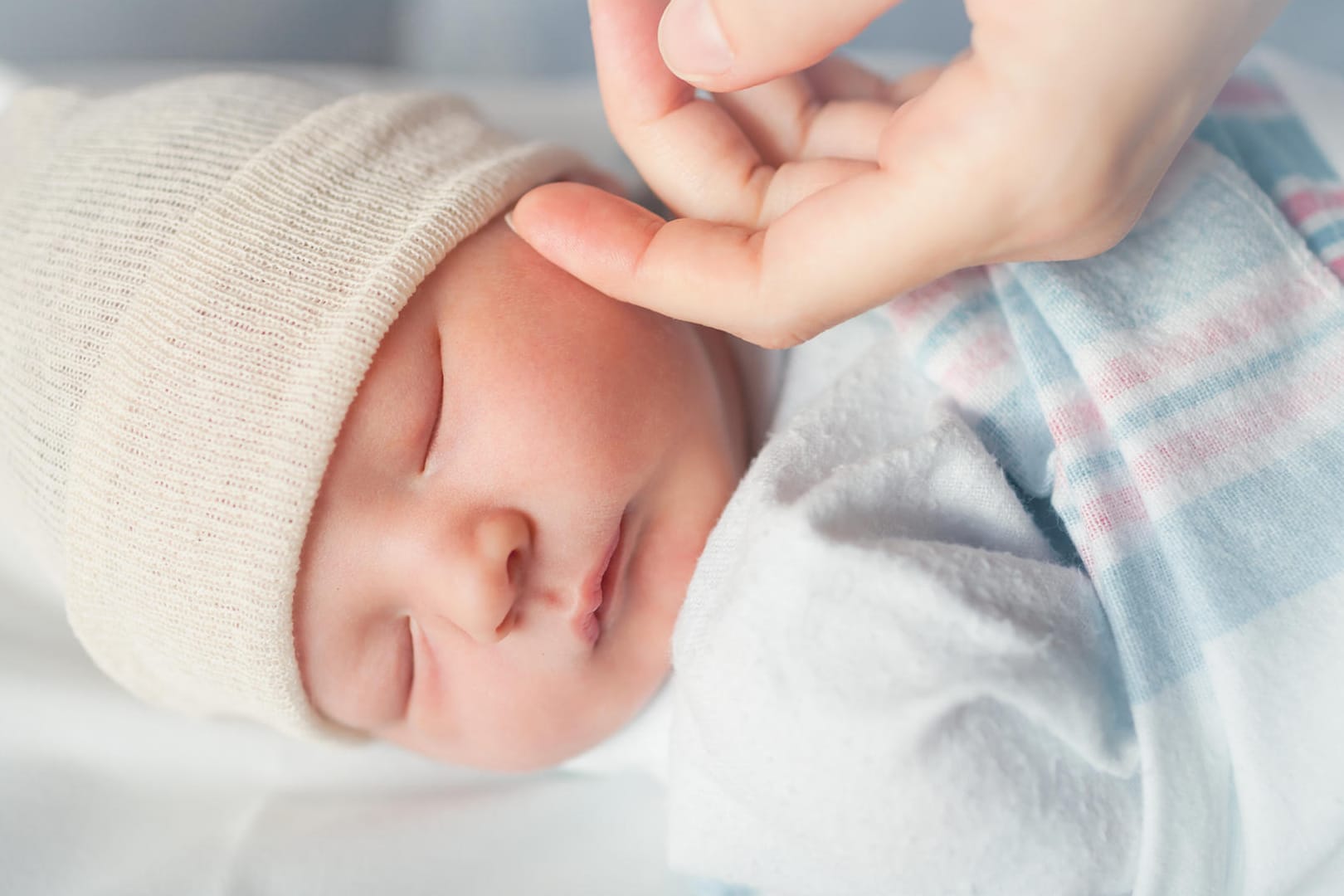 Schlafendes Baby: Wer seinen Nachwuchs schlafen legt, sollte einiges beachten.