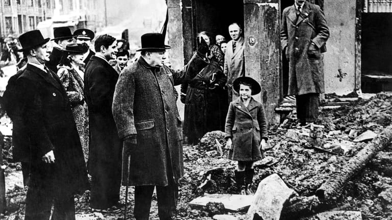 Premierminister Winston Churchill 1940 bei der Besichtung der durch deutsche Luftangriffe verursachten Zerstörungen in Bristol.