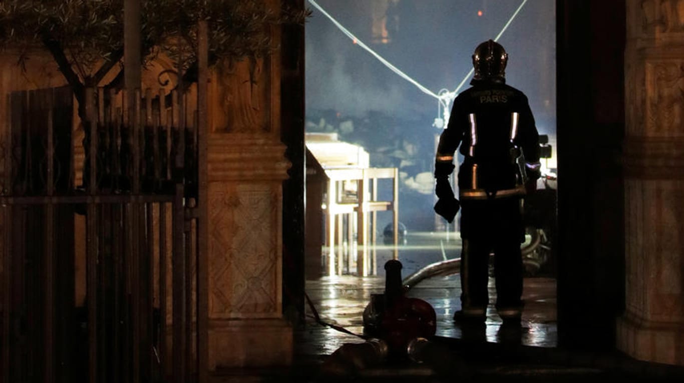Ein Brandbekämpfer der Pariser Feuerwehr: Die Einsatzkräfte kämpften bis zur Erschöpfung, um die Kathedrale Notre-Dame und ihre Schätze zu schützen.