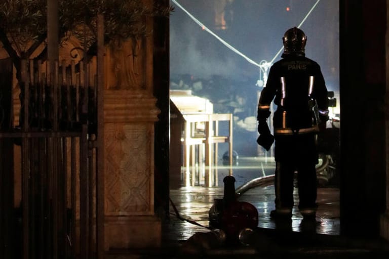 Ein Brandbekämpfer der Pariser Feuerwehr: Die Einsatzkräfte kämpften bis zur Erschöpfung, um die Kathedrale Notre-Dame und ihre Schätze zu schützen.