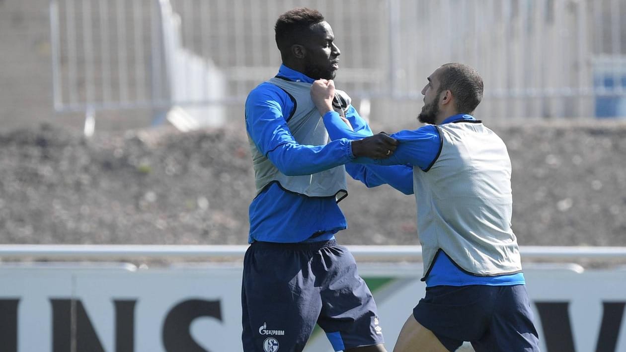 Strittige Szene im Schalke-Training: Sané und Bentaleb geraten offenbar aneinander.