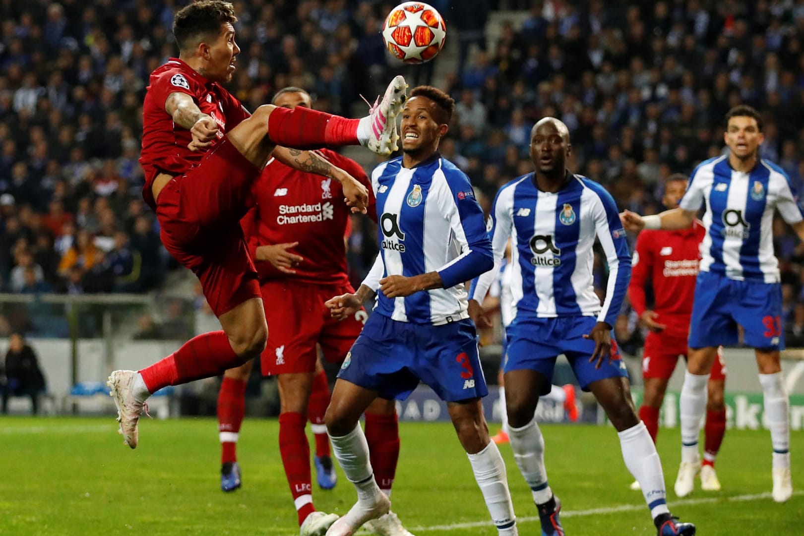Artistische Ballannahme: Liverpools Robert Frimino (vo.), der gegen Porto traf.