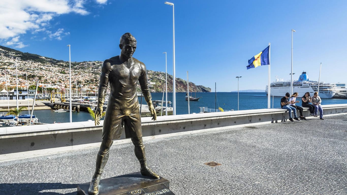 Funchal auf Madeira: Die Uferpromenade vor dem Museum "CR7" mit der Skulptur der portugiesischen Fußball-Legende Christiano Ronaldo.