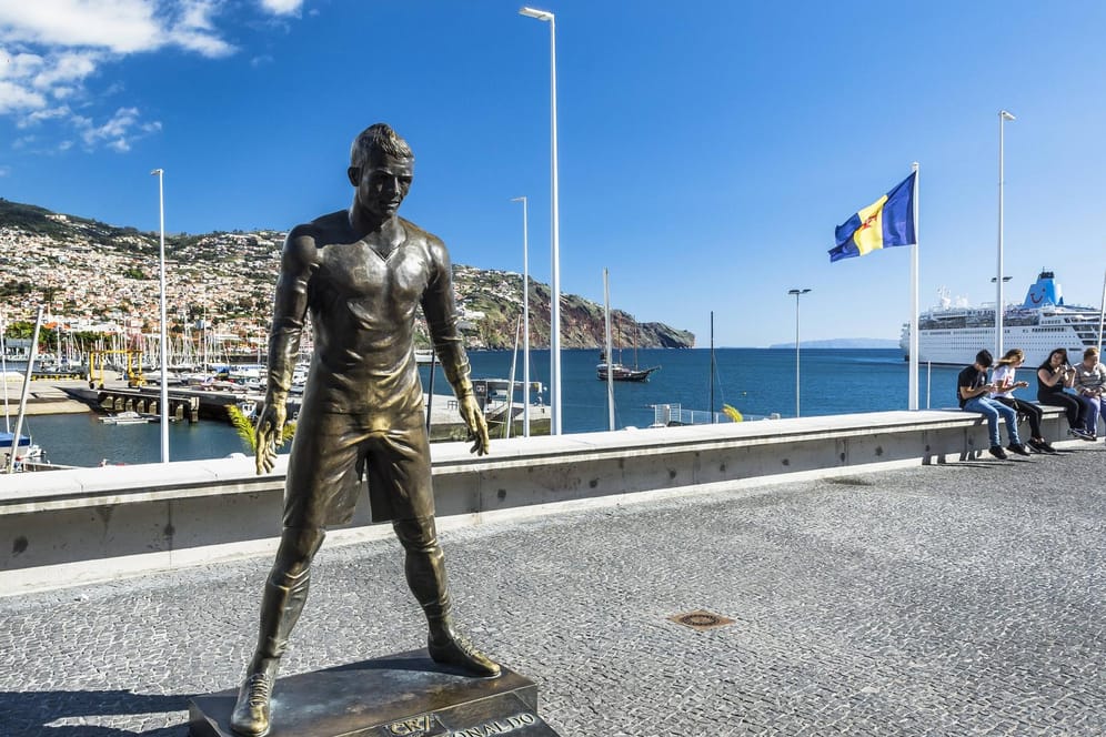 Funchal auf Madeira: Die Uferpromenade vor dem Museum "CR7" mit der Skulptur der portugiesischen Fußball-Legende Christiano Ronaldo.