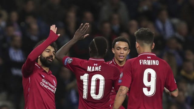 Die Spieler vom FC Liverpool jubeln.