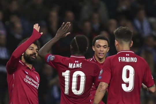 Die Spieler vom FC Liverpool jubeln.