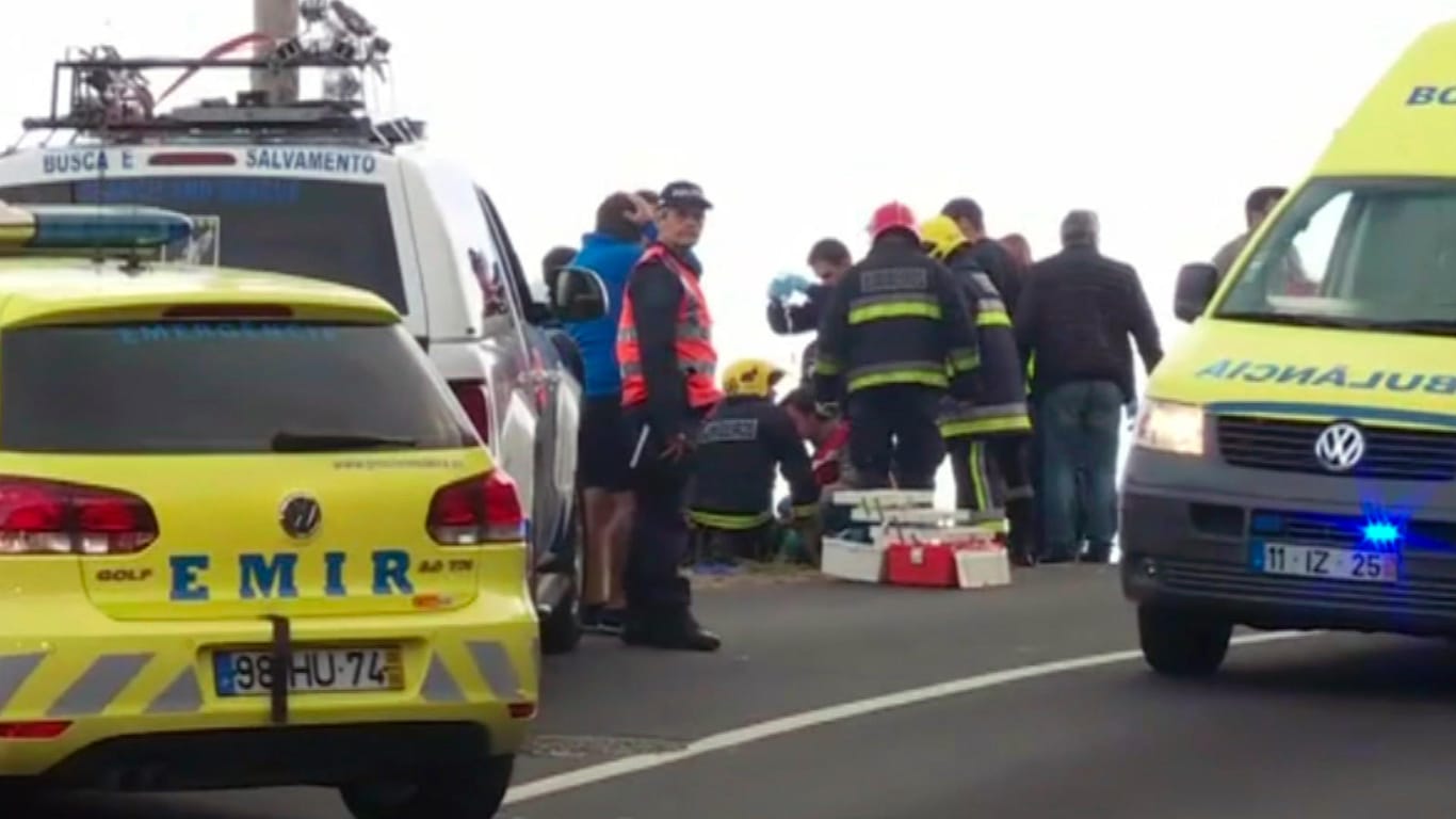 Rettungskräfte an der Böschung der Unfallstelle auf Madeira.