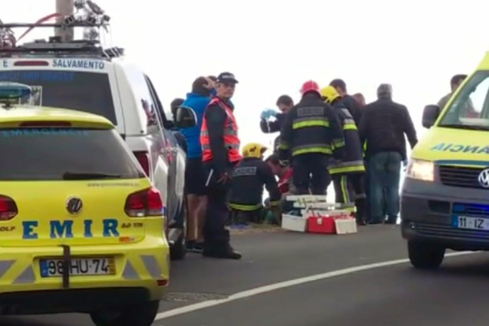 Rettungskräfte an der Böschung der Unfallstelle auf Madeira.