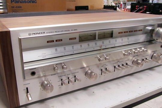 Schmuckstücke wie diesen Receiver lohnt es sich, aufzuarbeiten, hier bei Good-old-hifi in Niemegk.