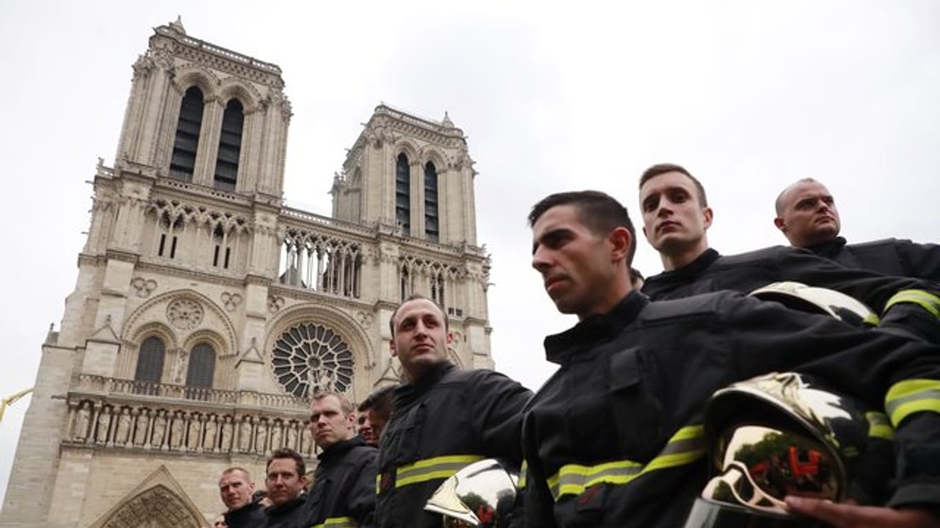Feuerwehrleute vor Notre-Dame: Dank beherzter Helfer konnten Schätze unermesslichen Wertes in Sicherheit gebracht werden.