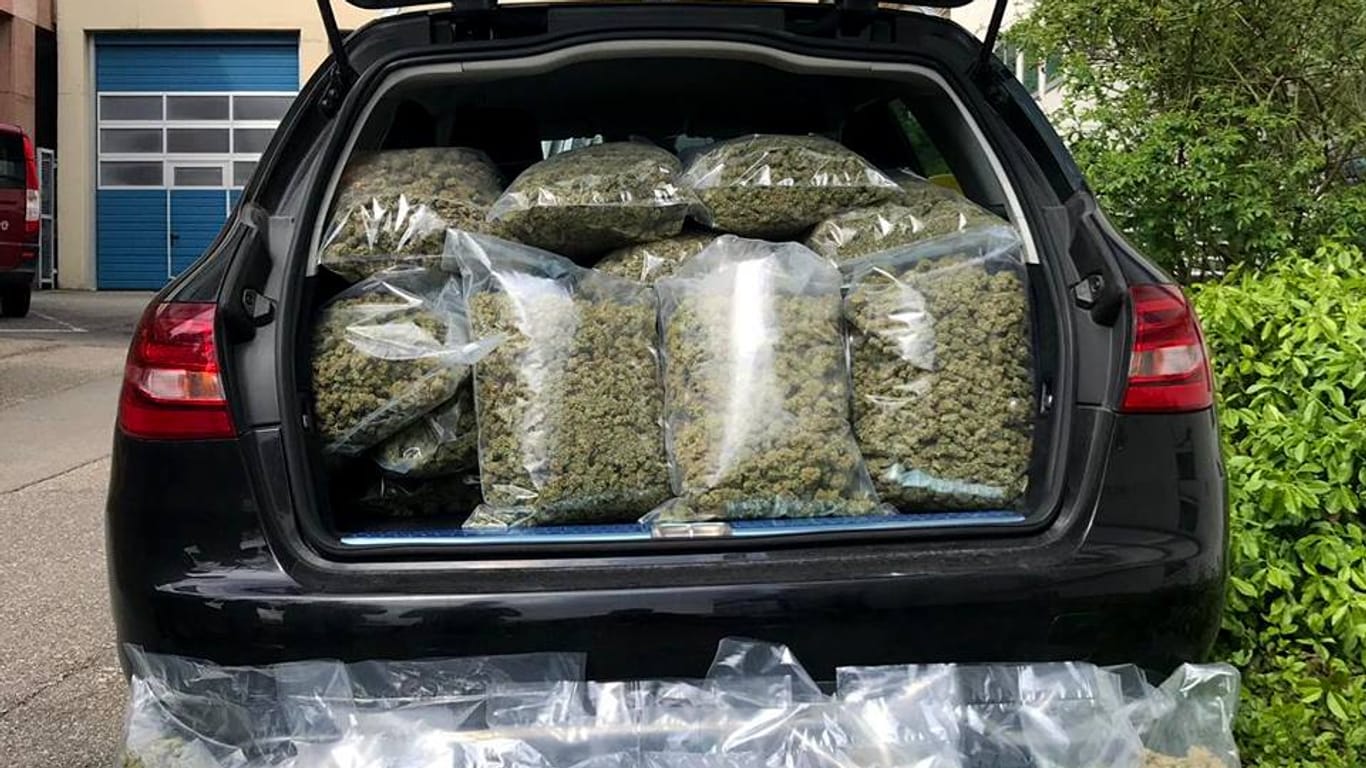Das sichergestellte Auto mit Tüten voll Marihuana: Die Polizei hat in Stuttgart mehrere mutmaßliche Drogendealer festgenommen.