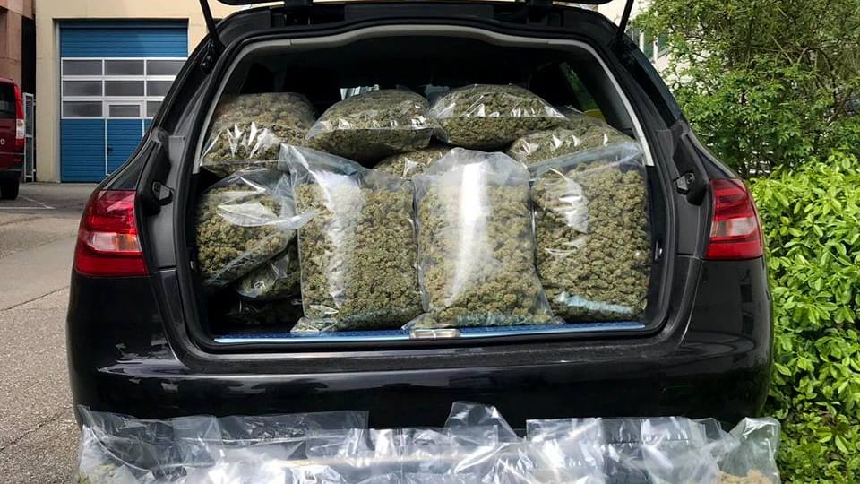 Das sichergestellte Auto mit Tüten voll Marihuana: Die Polizei hat in Stuttgart mehrere mutmaßliche Drogendealer festgenommen.